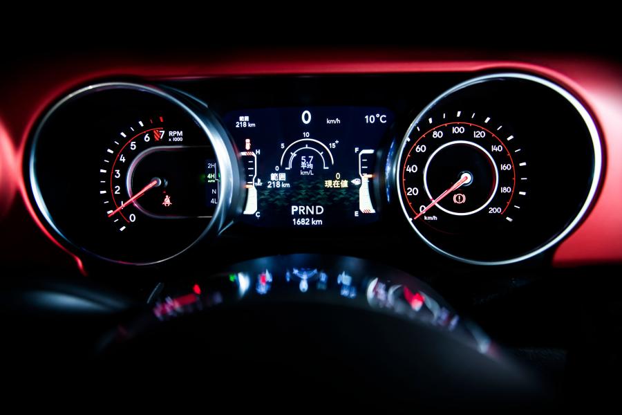 Панель приборов Jeep Wrangler Rubicon (JL) 2018 года  (JP) (фото 4 из 22)